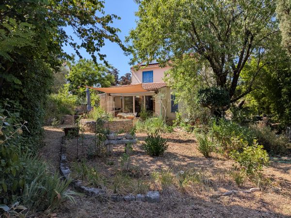 Maison de Julien située dans un quartier résidentiel calme, avec jardin arboré, à proximité du tram