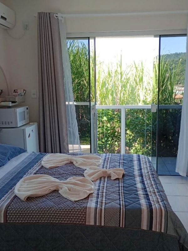 Suite privée chaleureuse avec balcon, vue montagne & ville