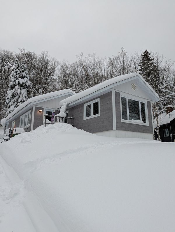 Chalet chaleureux en pleine nature - entre lacs et montagnes au pieds du Mont-Comi