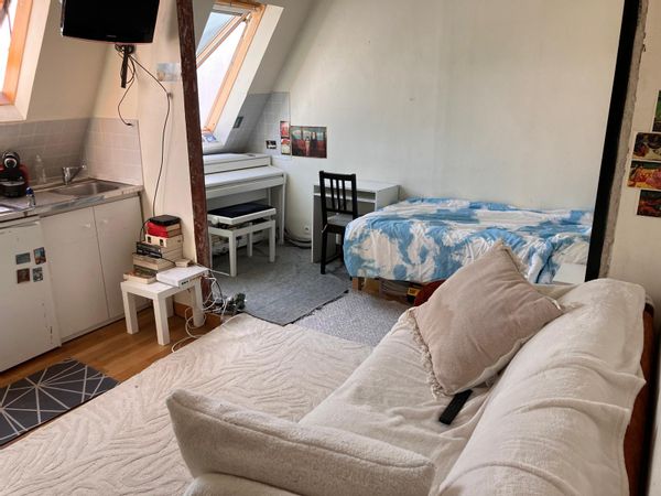 Studio calme près des Champs-Élysées, 6e étage sans ascenseur, studio jolie vue, piano.