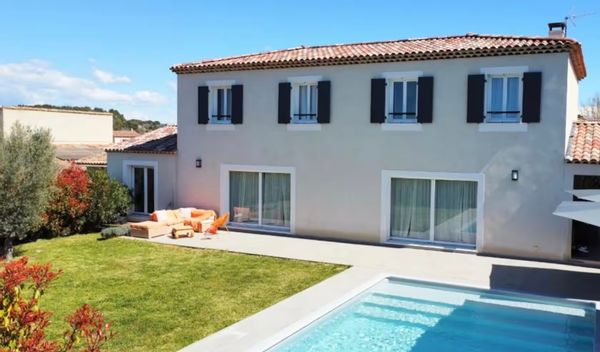 Grande maison moderne et toute équipée, idéale pour 2 familles avec ses 5 chambres et sa piscine