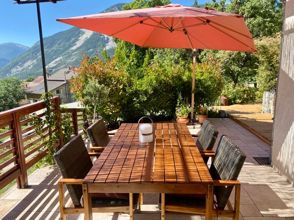 Chaleureuse maison-chalet au coeur du Haut-Verdon, magnifique extérieur avec vue sur la vallée