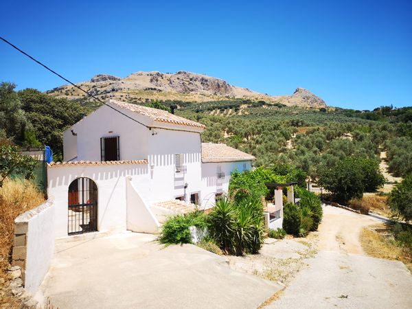 Villa with swimming pool in Andalucía. 3 double bedrooms, 2 bathrooms, garden, parking.  Very quiet.