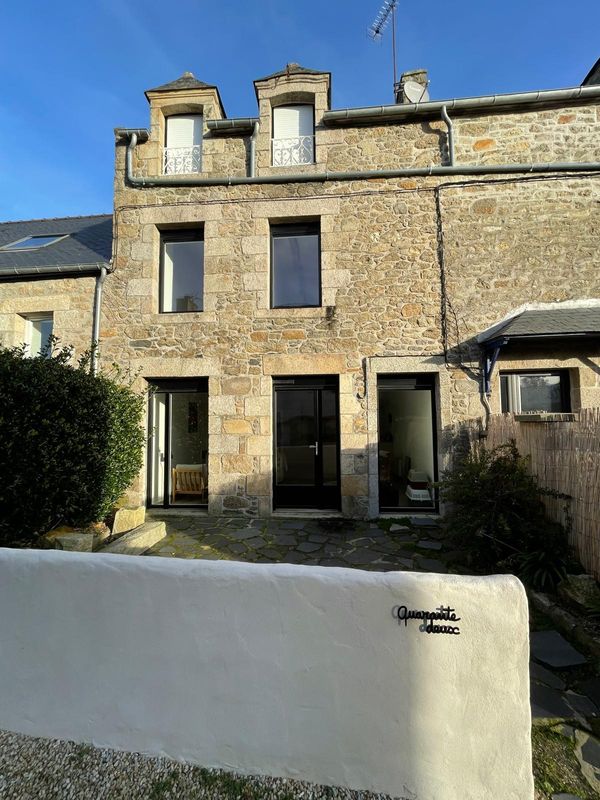 Maison tout confort, ambiance apaisante, en coeur de bourg, et à 5 minutes à pied de la mer