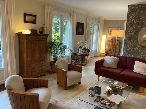 Maison dans parc de 6600 m2 dans ville touristique (1 h de Paris,40 mn de Reims ,d’Eurodysney)