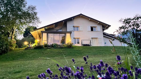 L'hébergement Chalet du MontBlanc 2 à 4 pers max vous accueille à Gex, montagne et lac Leman