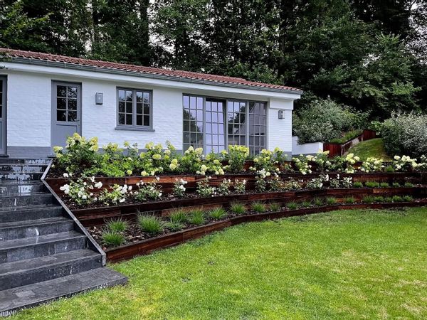 Notre maison est une annexe totalement indépendante au milieu dans grand jardin/ piscine