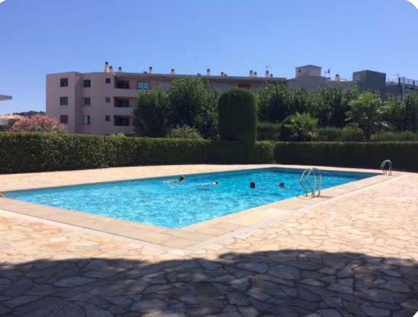 studio bord de mer, résidence sécurisée avec parking et piscine. proche commodités