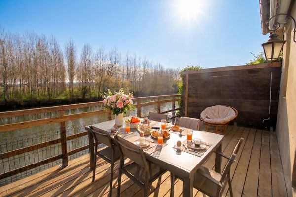 Maison de vacances en bord de rivière avec ponton privé, jardin et grande terrasse au bord de l'eau