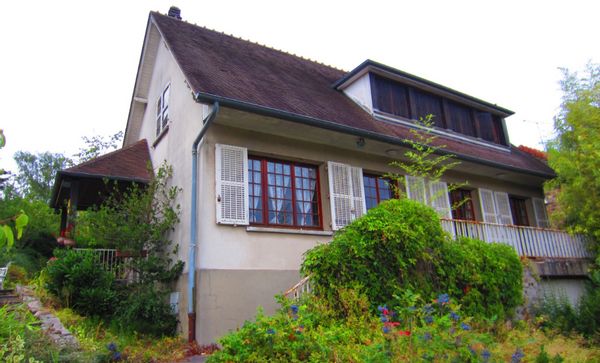 Residential home with garden in the paris suburbs