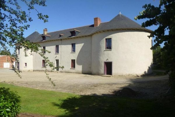 Le manoir de Soizic se situe dans un cadre bucolique avec verger , bois , champ , à 10mn de Rennes