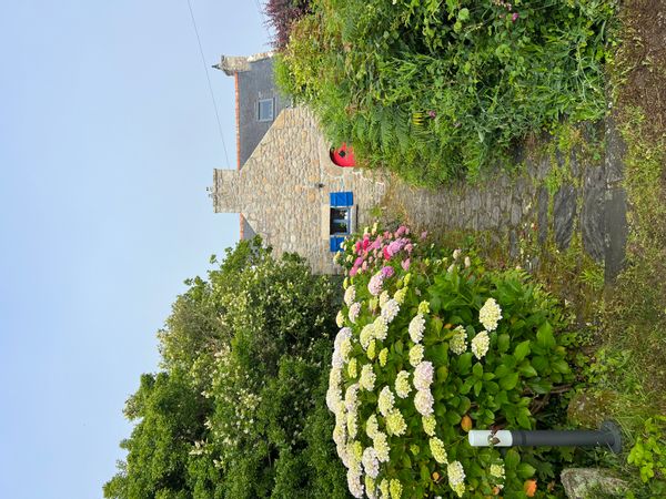 Ancienne maison de pêcheur bretonne . À 300 m d’une plage magnifique finistérienne.