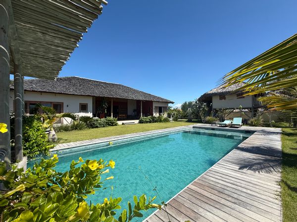 Maison de plain-pied,  4 suites, jardin et piscine. Proche village et plage.