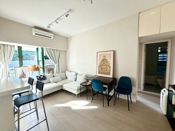Appartement lumineux avec extérieur à deux pas des transports et des commerces.