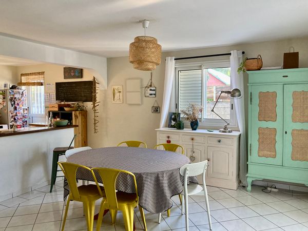 Jolie maison familiale, en centre de Piton Saint Leu, dans un quartier calme et apaisant.