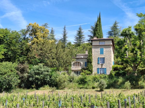 La chambre privée de Georges-Henri et Myriam. Proche du village. Environnement bucolique et calme.