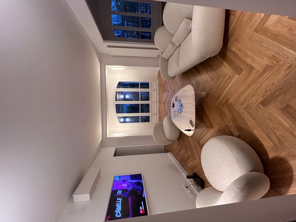 Hyper centre de Paris. Apparemment neuf, très moderne et ultra épuré. Tout se fait à pieds