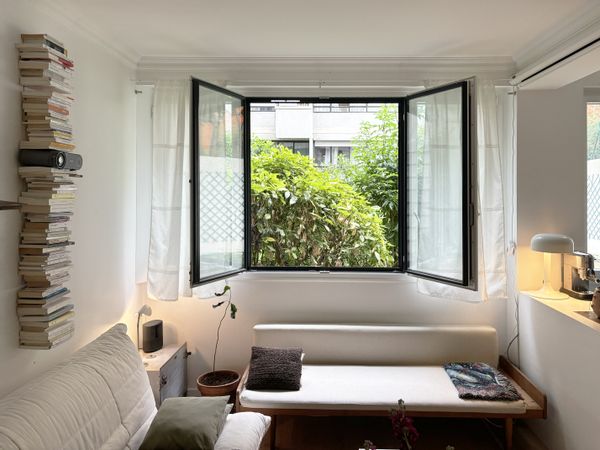 Un charmant appartement situé au rez-de-chaussée d'un immeuble calme, donnant sur un jardin commun.
