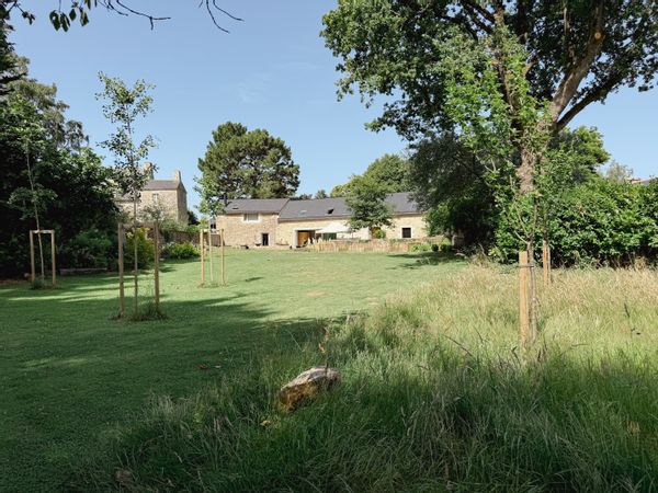 Longère bretonne d'architecte près du Golfe du Morbihan, grand jardin paysager.