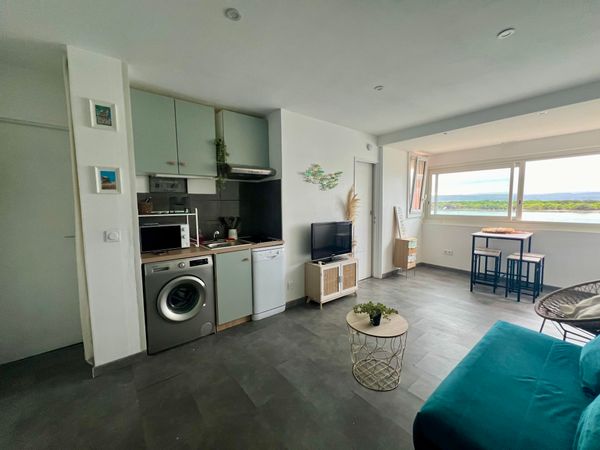 Appartement avec vue imprenable sur la mer qui se situe juste en bas de l’immeuble. 5 min des plages