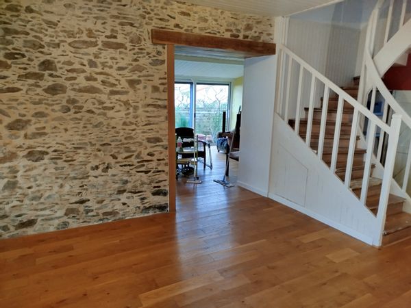 Maison sur petite place dans quartier sympa