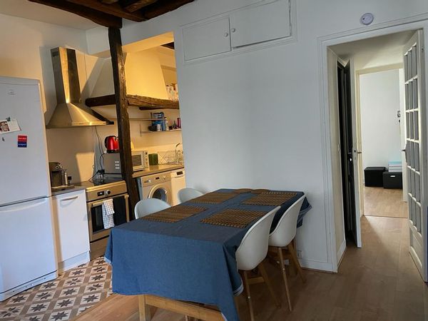 Appartement ancien au centre de Paris, dans une rue animée