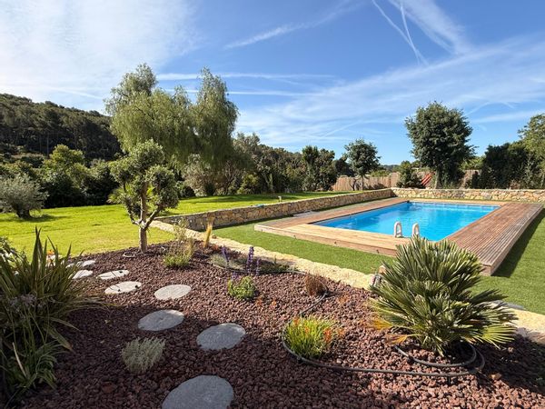 Maison moderne de 4 chambres plus bureau avec piscine et spa dans jardin paysage pres des plages