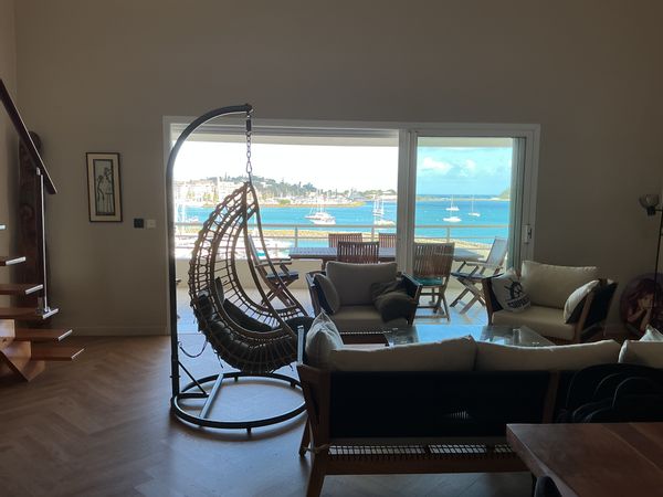 Grand appartement style loft  au dernier étage avec vue mer sur la marina calme et sans vis à vis.