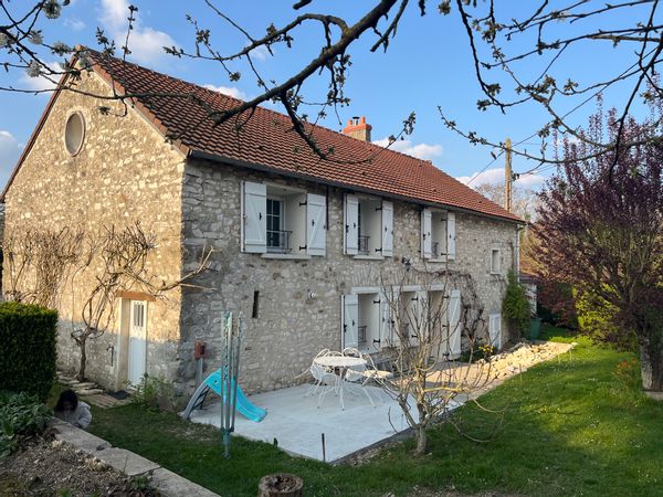 Belle maison de vacance de style briarde en pierre.