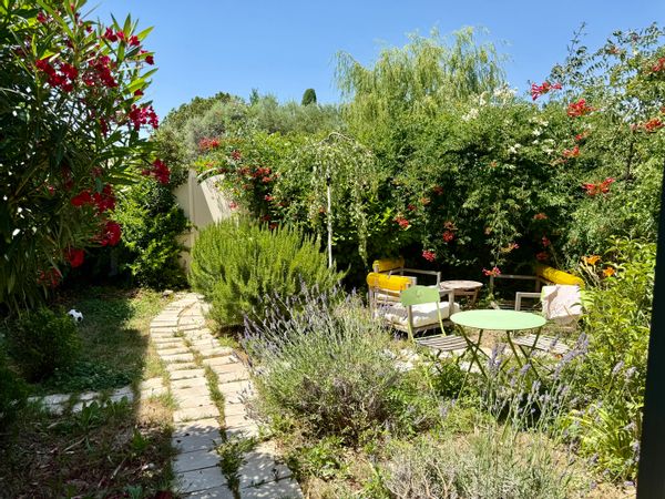 Maison de charme avec jardin méditerranéen à 5 min de Salon-de-Provence.