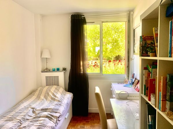 Chambre privée dans un appartement avec vue sur un jardin.