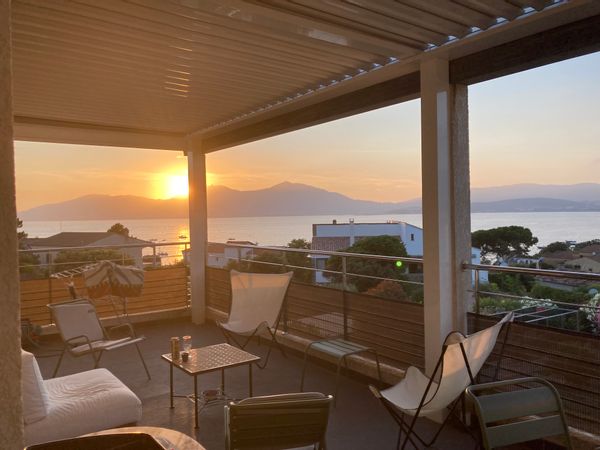 La maison de Nathalie  Appartement de standing,  grande terrasse de 30m2  avec une vue fantastique.