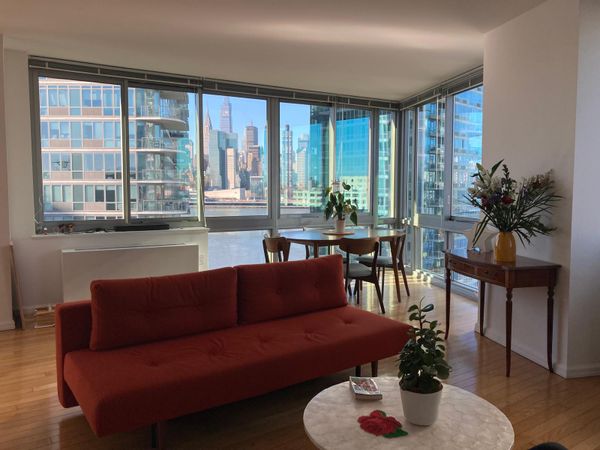 Spacious bright flat with wonderful skyline view