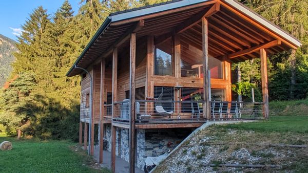 Maison moderne en pleine nature, proche de la ville et de la montagne