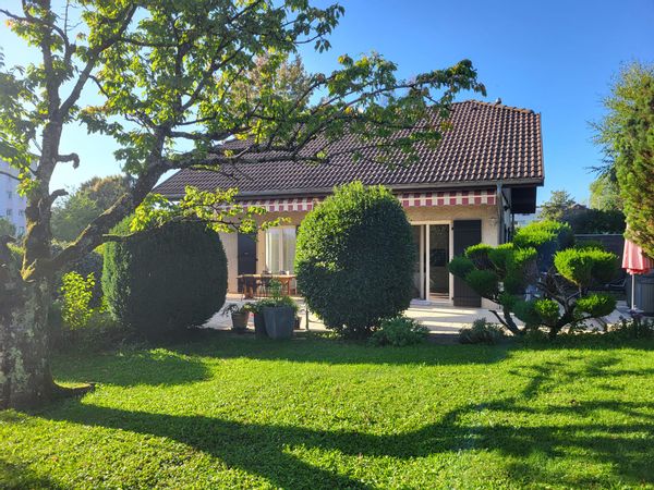 maison au calme proche du centre ville d'Annecy, avec un vaste jardin et une grande terrasse.