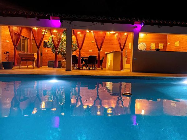 Villa d'exception avec piscine, calme absolu, proche plages et centre d'Antibes.