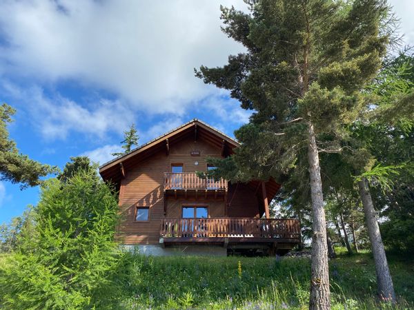 Au cœur de la station de la Joue du Loup, bienvenue au Chalet RAMA.