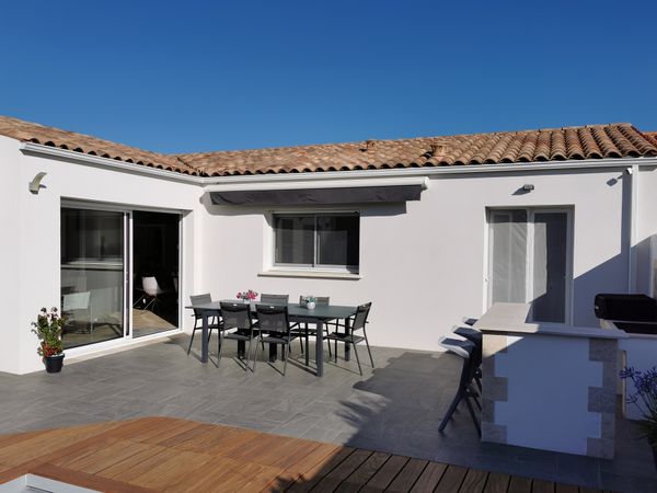 Maison moderne avec piscine chauffée, proche de la mer et de la Rochelle