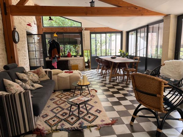 La maison de Jean-Marie est un endroit spacieux dans un écrin de verdure.