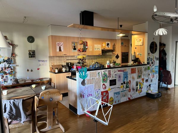 Logement avec vue sur la gare et une cour verte