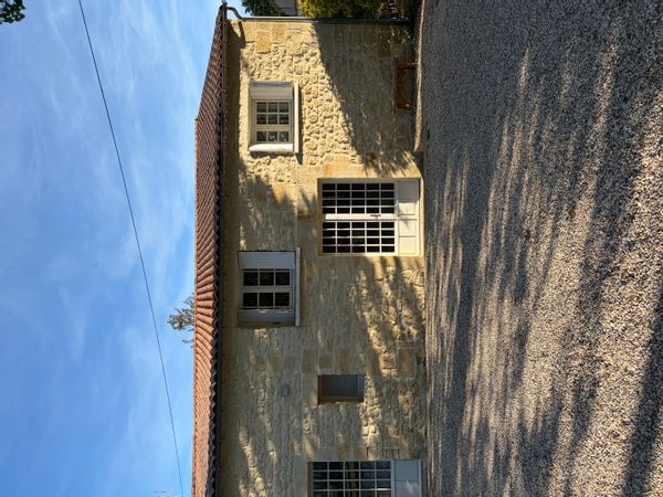 Maison en pierre au cœur des vignes