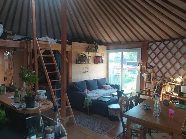Nous habitons un chaleureux nid douillet circulaire (yourte) avec tout le confort contemporain.