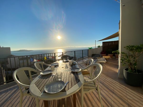 Terrasse panoramique face à la mer et les îles