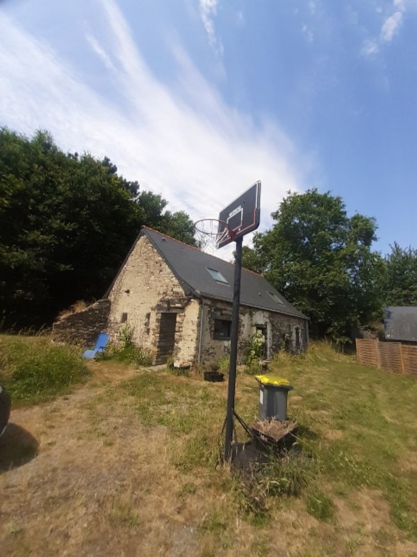 Maison en Pierres à l'ombre des chênes