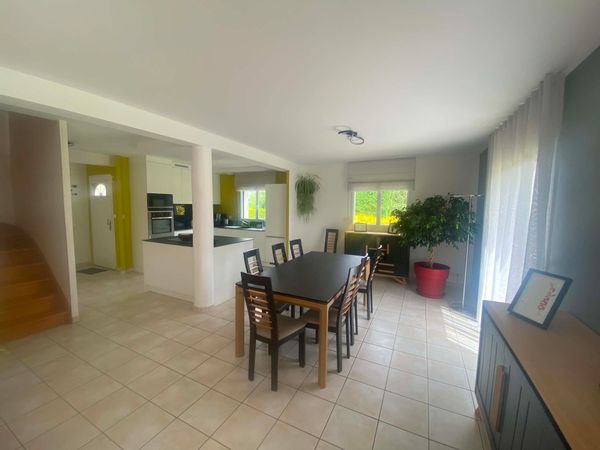 Maison 4 chambres idéalement située, à 10 kms des plages et à 5 minutes à pied du chemin de halage