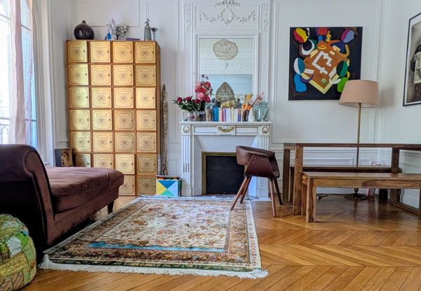 Très bel appartement haussmannien, chaleureux et confortable, dans un quartier merveilleux.
