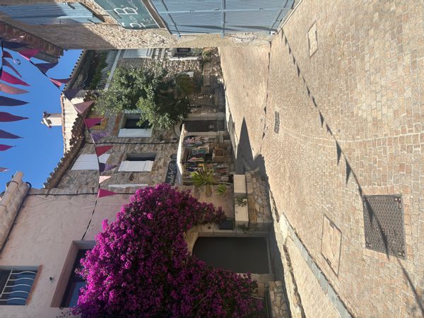 Apparemment dans l’un des plus beau village de France rénové avec goût !