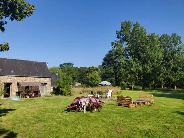 Maison de campagne en pierre, simple avec grand terrain. Entre Rennes, Saint Malo et Mont St Michel!