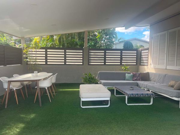 Maison agréable avec deux chambres, une cour et un salon extérieur couvert, à 15 minutes de Nouméa