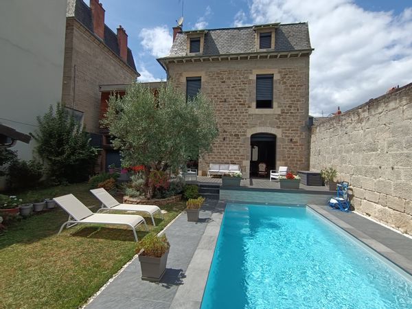 Maison de charme 5 chambres en plein centre de Brive, avec jardin et piscine privée.
